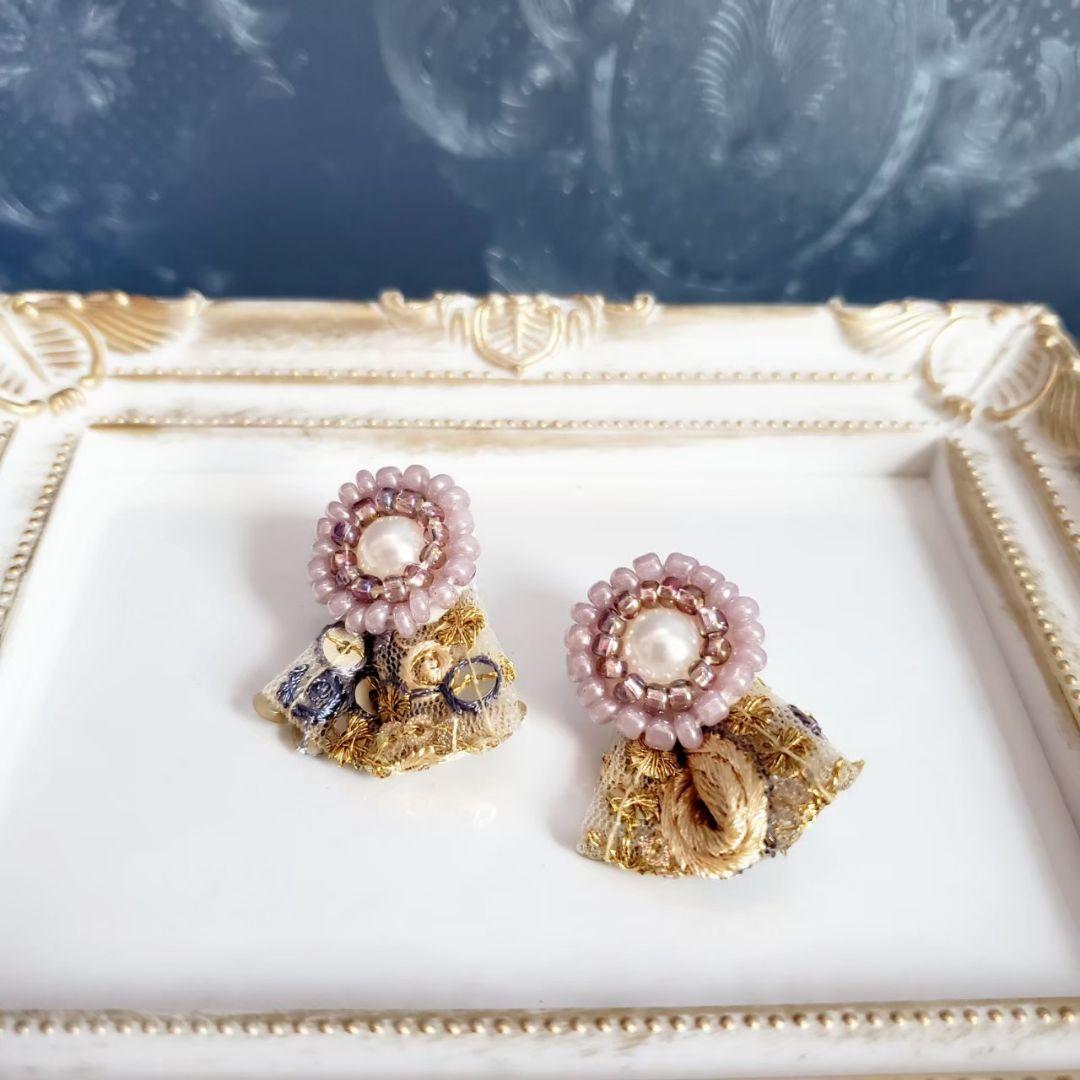 【専用】ビーズ刺繍ピアス*くすみピンクとパールにアンティークブルーゴールドリボン