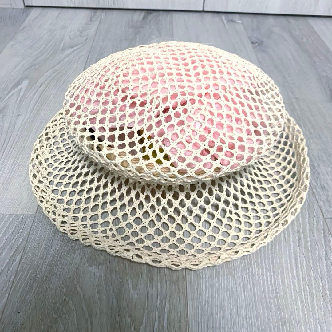 花飾りのついたクラシカルな編み物ハット