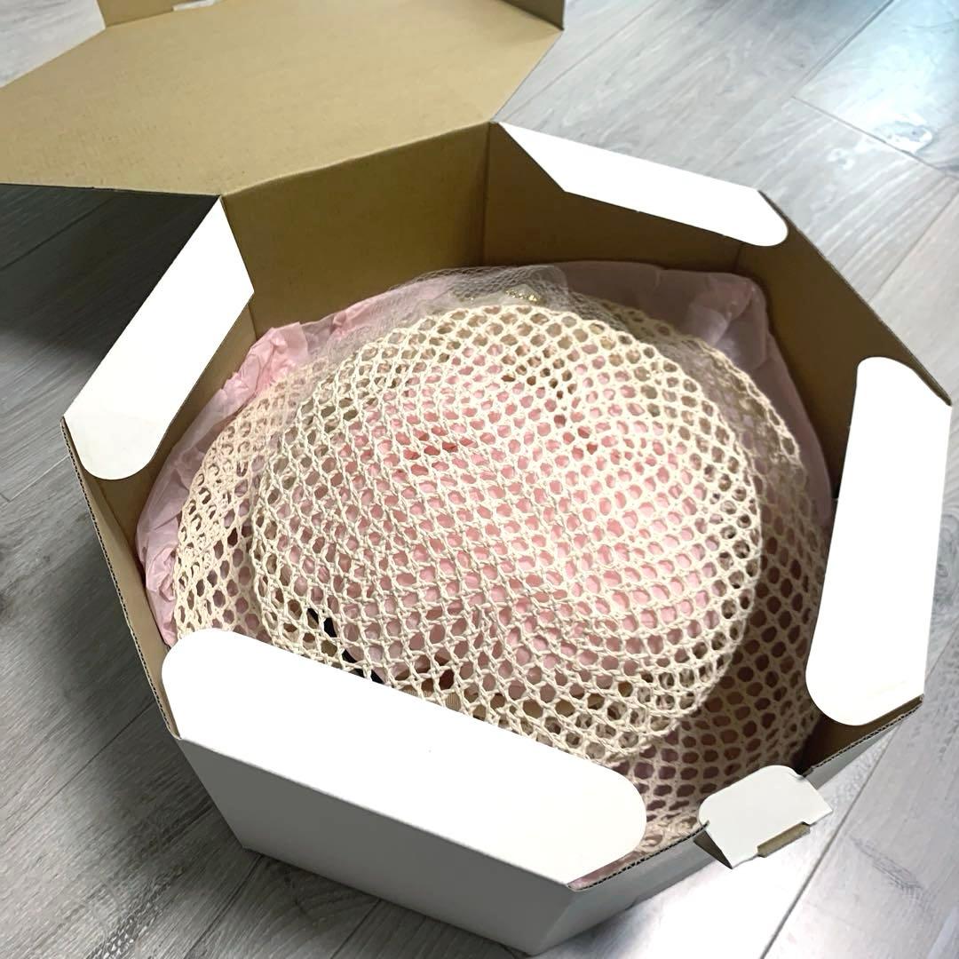 花飾りのついたクラシカルな編み物ハット