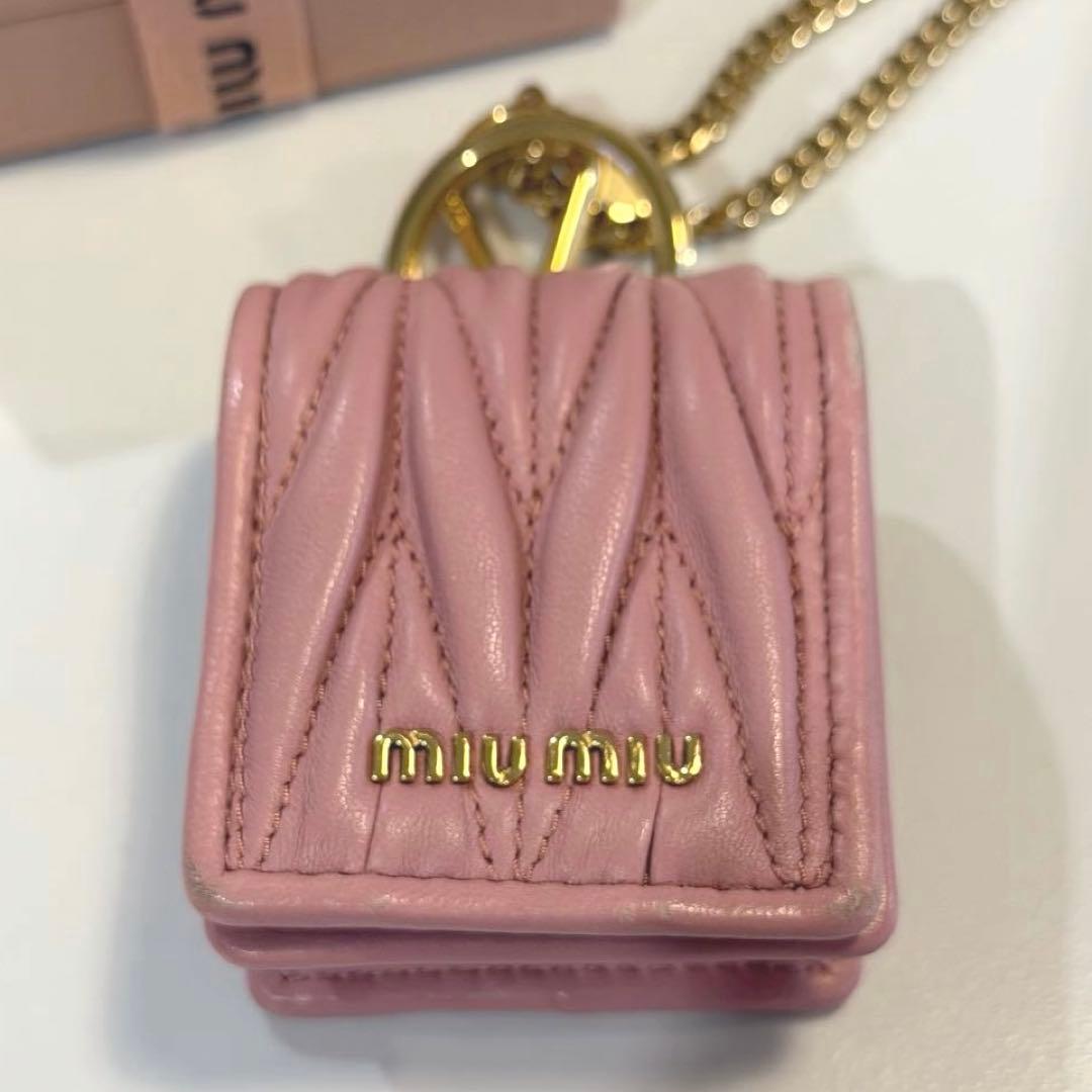 ミュウミュウ miumiu AirPods ケース レザー マトラッセ ピンク