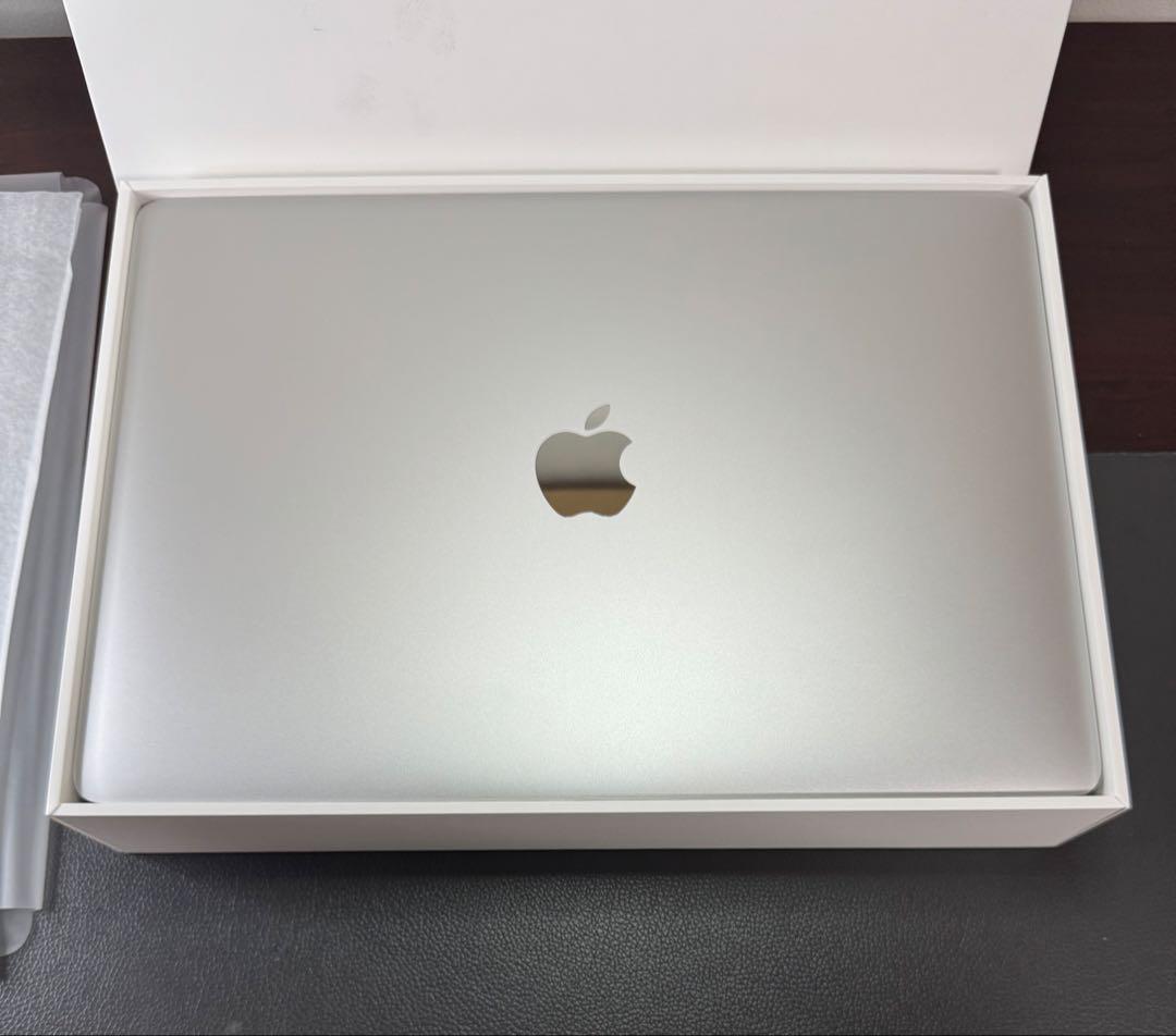 MacBook Air 2020 . M1、シルバー。