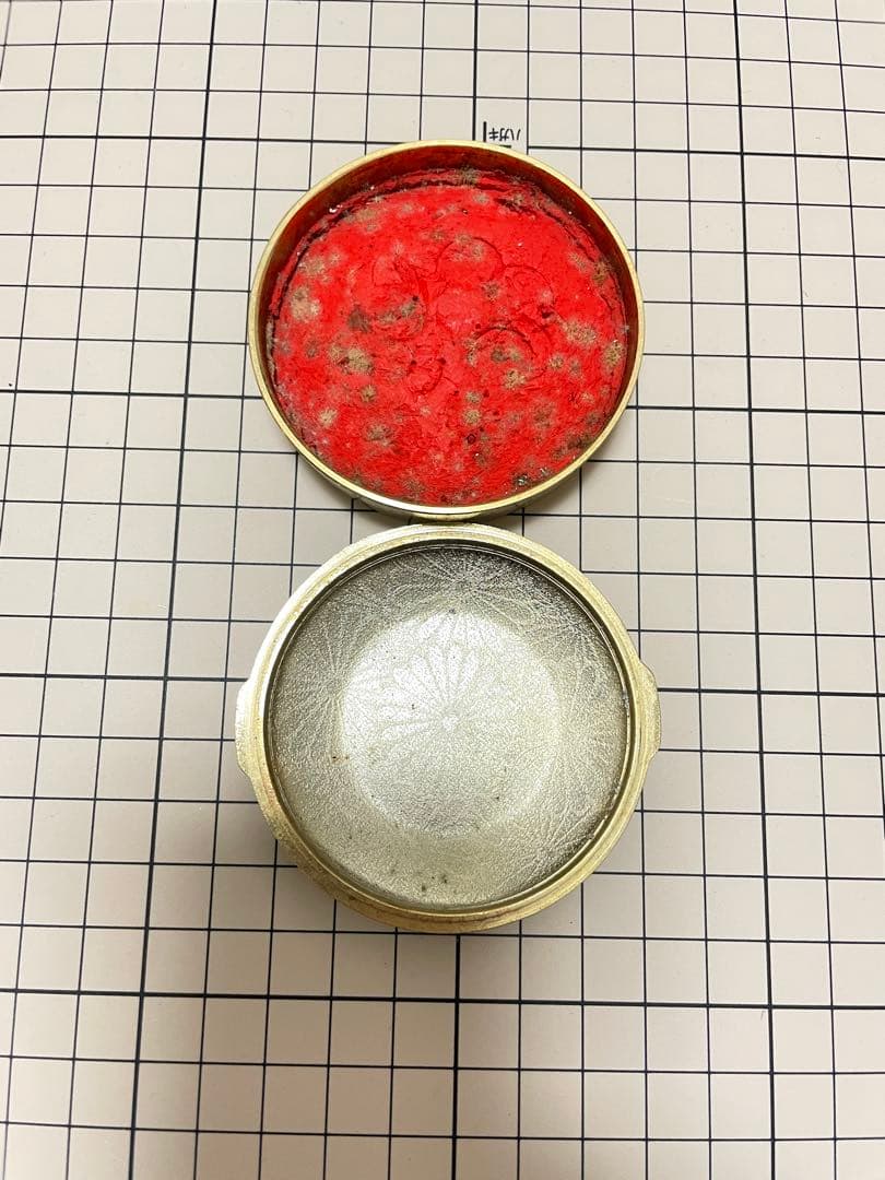 黄金の茶釜.金茶釜風 香炉置物 2点.開運金色の装飾が美しい円形スタンプ台。