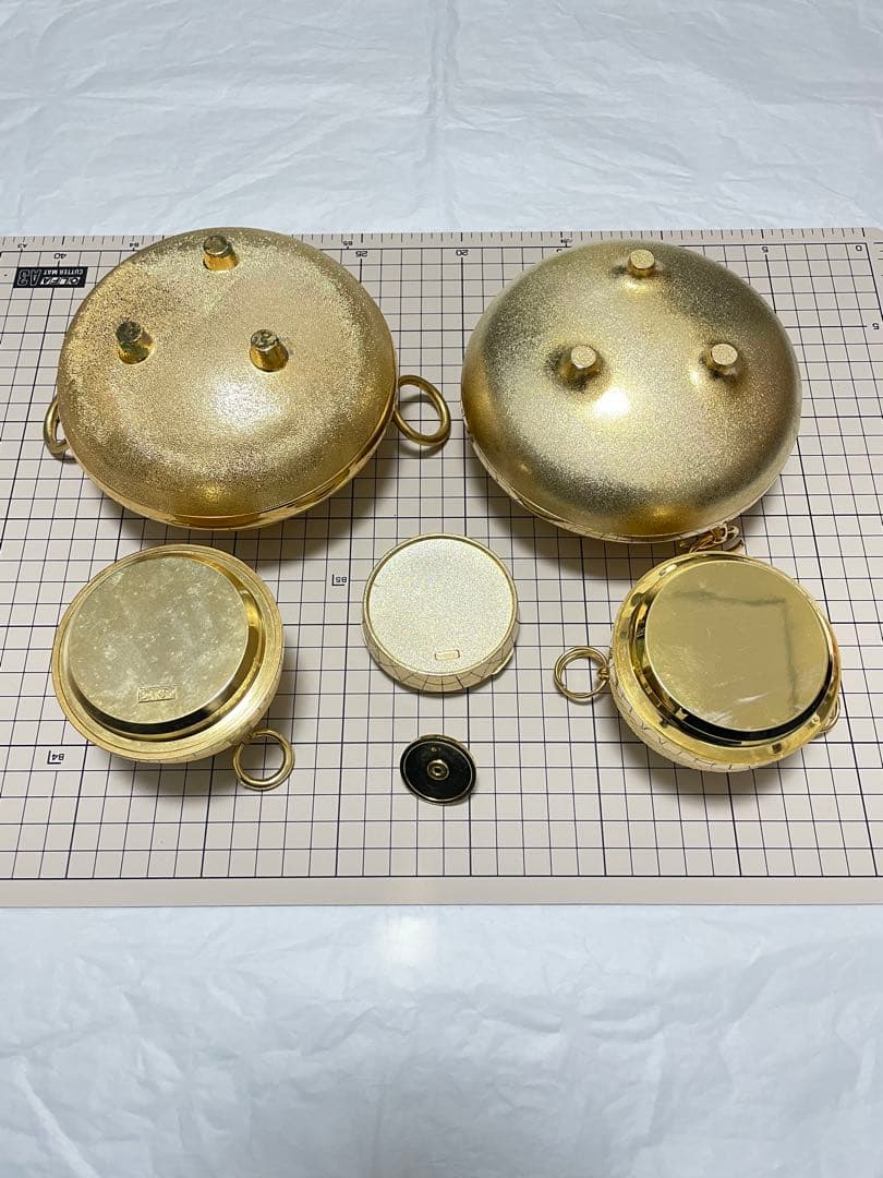 黄金の茶釜.金茶釜風 香炉置物 2点.開運金色の装飾が美しい円形スタンプ台。