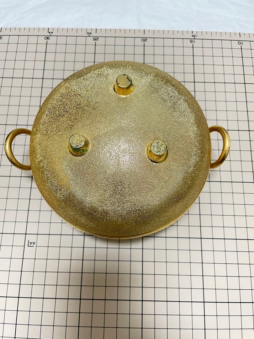黄金の茶釜.金茶釜風 香炉置物 2点.開運金色の装飾が美しい円形スタンプ台。