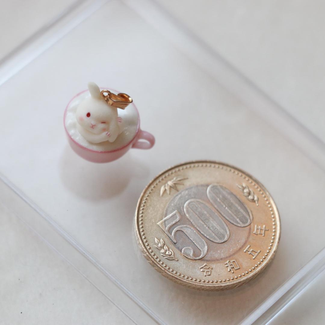 【ハンドメイド】バニーカフェ：洗顔うさぎのカップペンダント（ピンク）