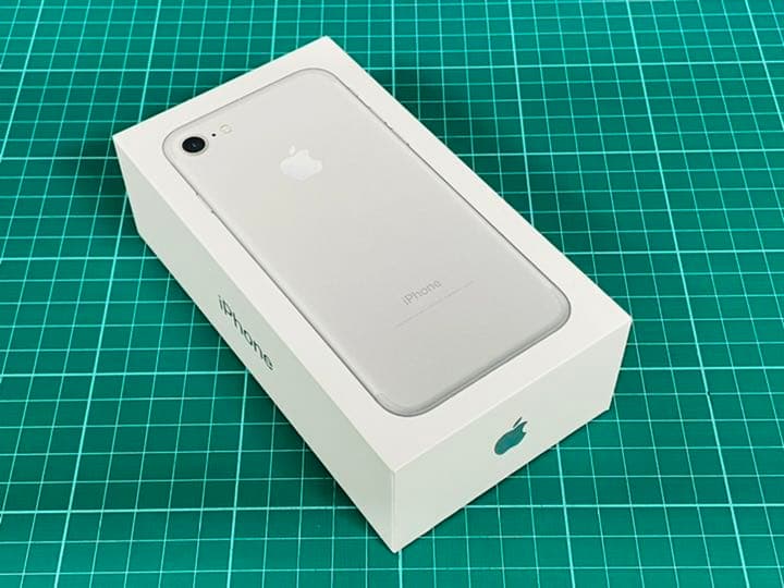 (新品未使用)iPhone 7 Silver 32 GB SIMフリー