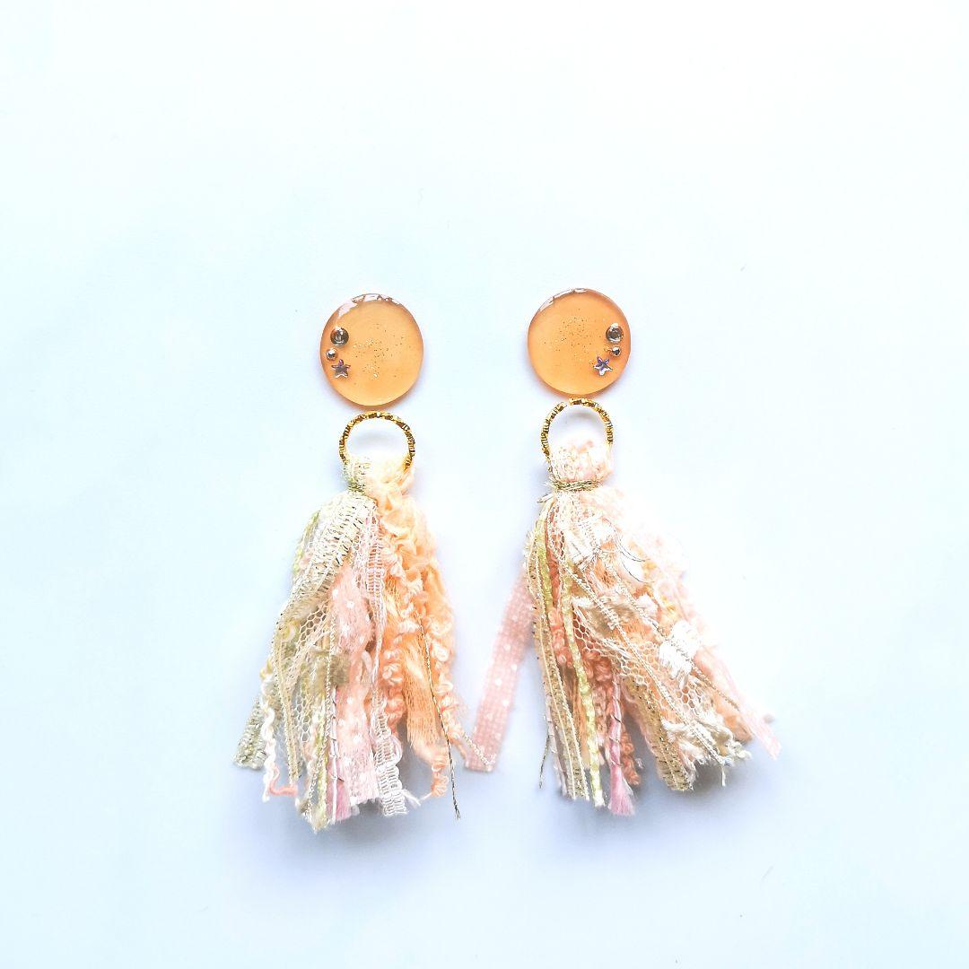 取引中　【sale】2way*ふんわりオレンジのタッセルのピアス/イヤリング