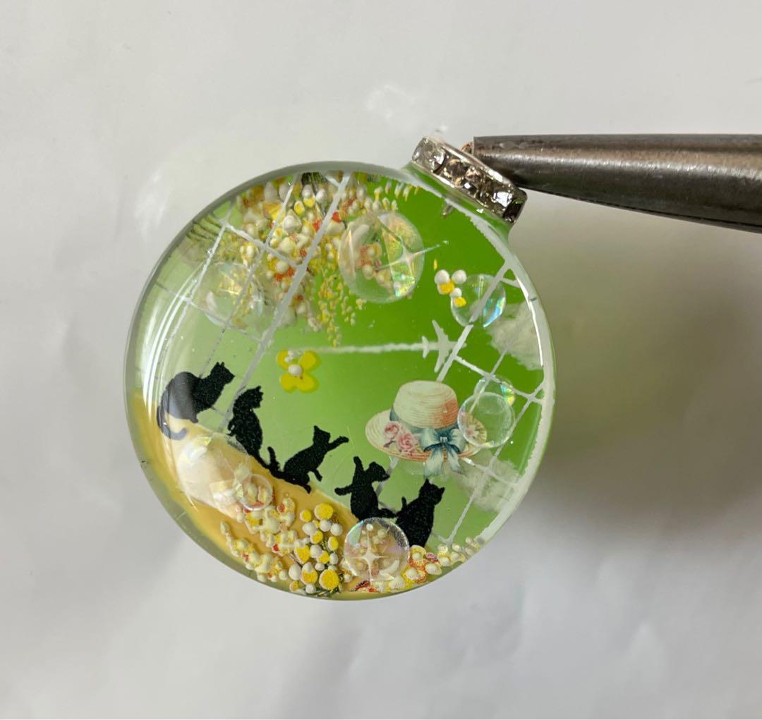 展示用/レジン/窓から見る春空と子猫達　ミモザ　蓄光　オルゴナイトネックレス