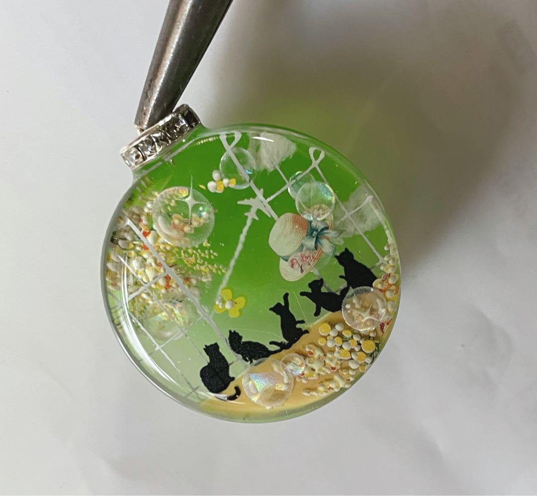 展示用/レジン/窓から見る春空と子猫達　ミモザ　蓄光　オルゴナイトネックレス