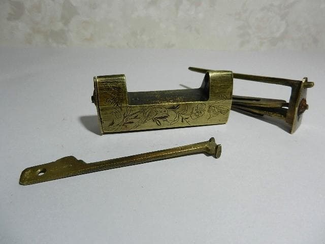 からくり隠し鍵穴の黄銅製骨董錠前と鍵（李朝？中国？）