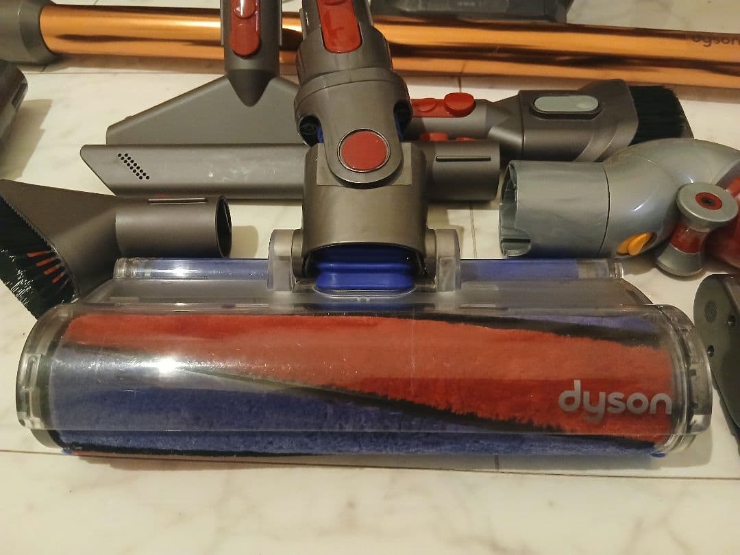 Dyson V10 Fluffy SV12 フェルト新品交換済 ローリーチ付