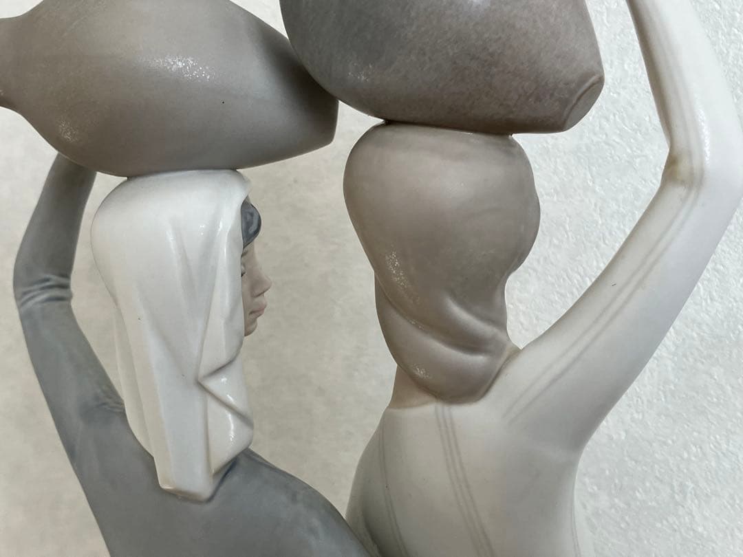 LLADRO リアドロ 壺を頭にのせる2人の女性