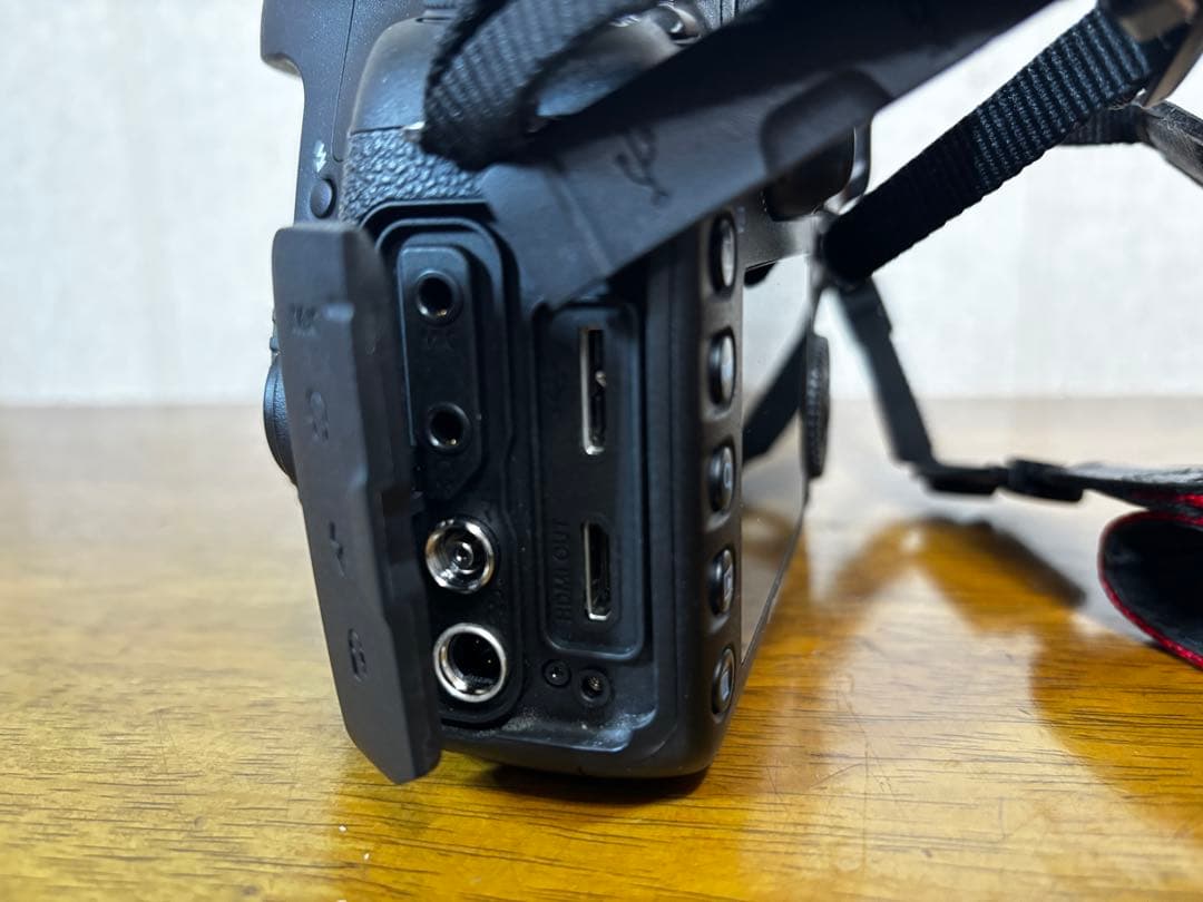 Canon EOS 7D Mark II ボディ（バッテリー2個付き）