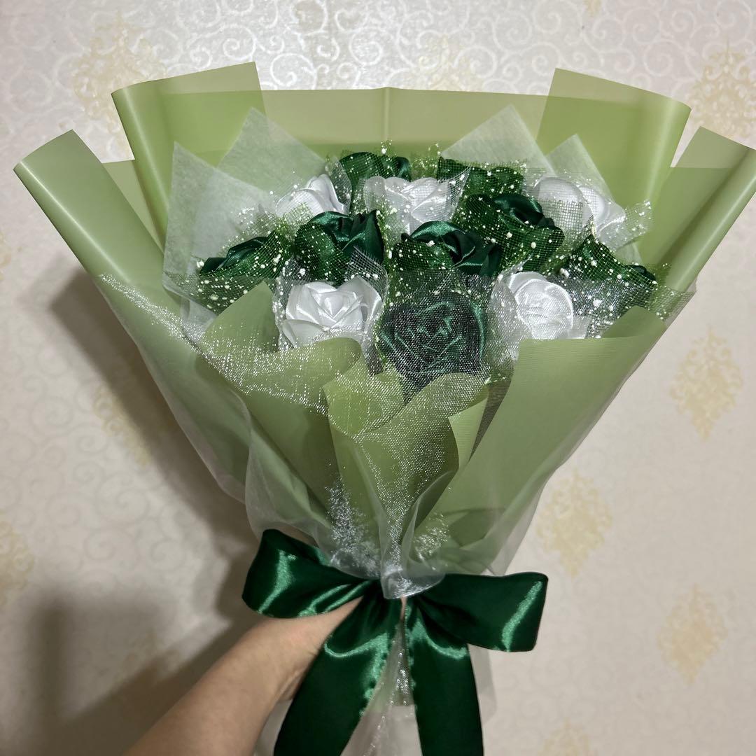 13本緑・白バラブーケ　プレゼント お祝い 枯れない花 永生薔薇　特別な人へ