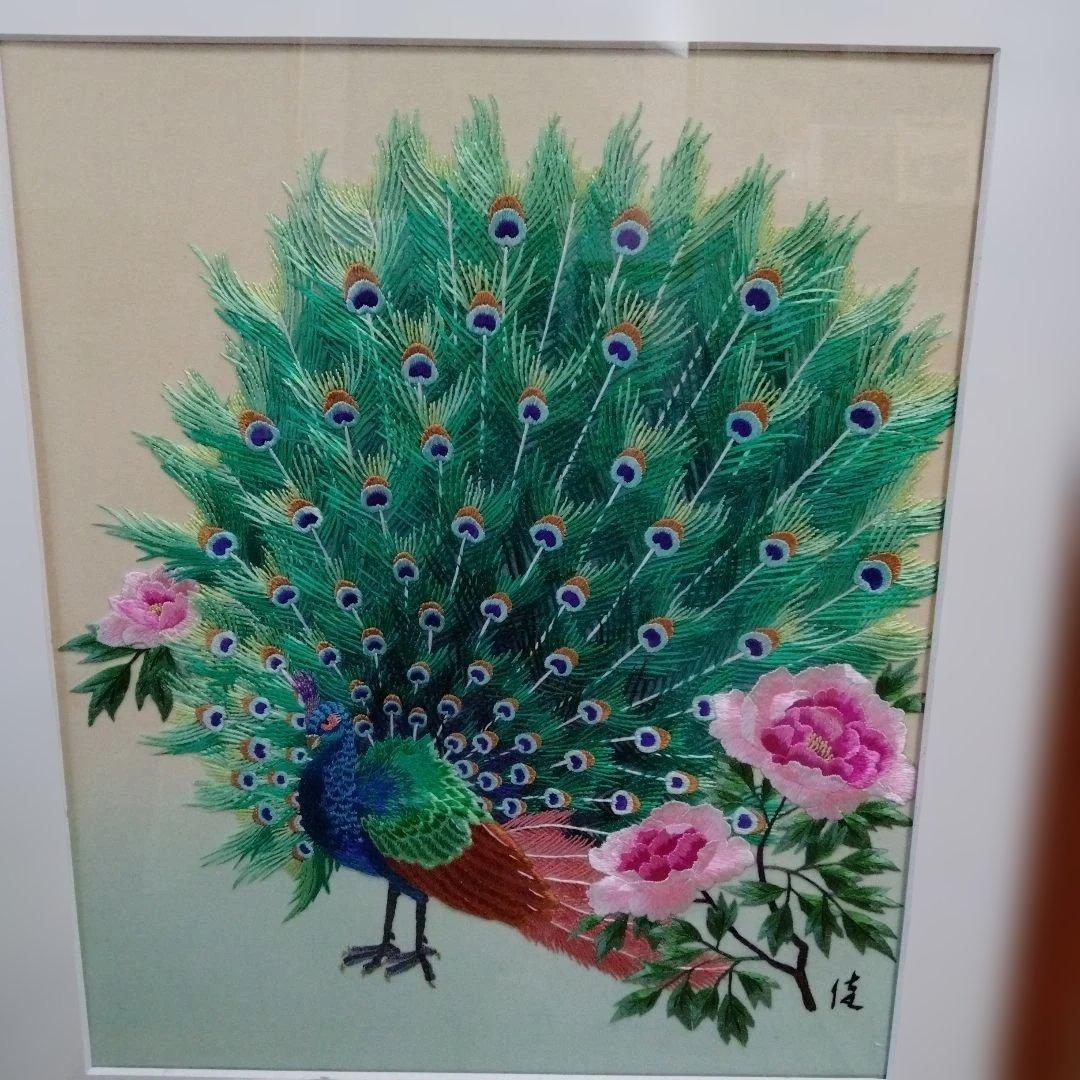 孔雀の刺繍アート作品　絹糸刺繍　額入り