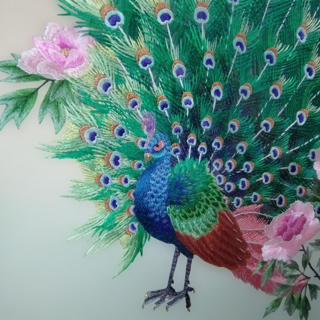 孔雀の刺繍アート作品　絹糸刺繍　額入り