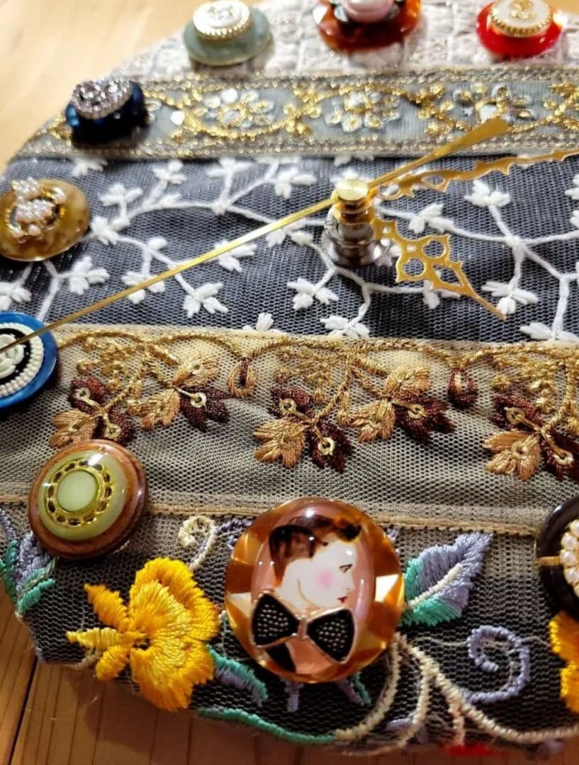 壁掛け時計　インド刺繍リボン