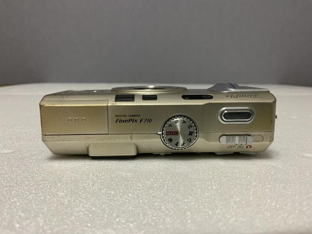 FUJIFILM FinePix F710 シルバー