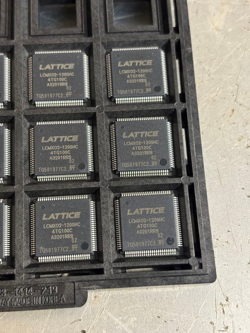 20個。 集積回路　ICチップ LCMXO2-1200HC-4TG100C。