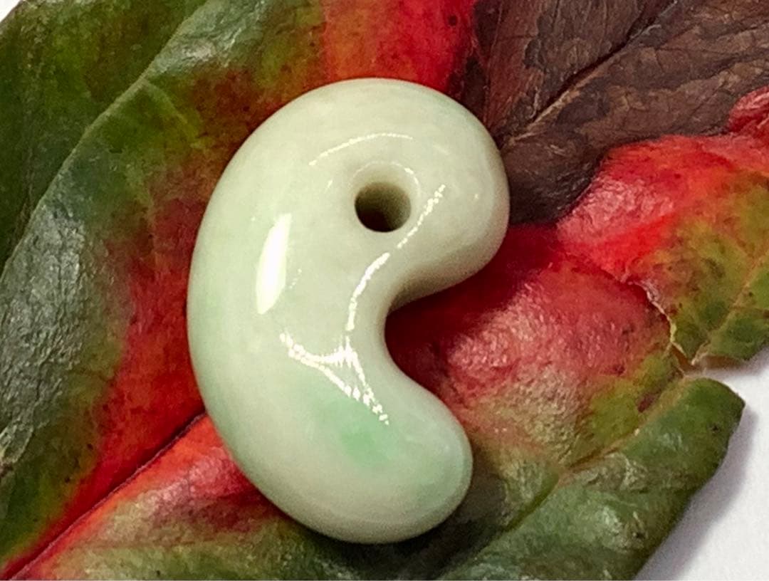 ⭕️綺麗なバニラ色に秘めた緑‼️ 糸魚川翡翠ジェダイト勾玉　高品質の本物を安価出品★