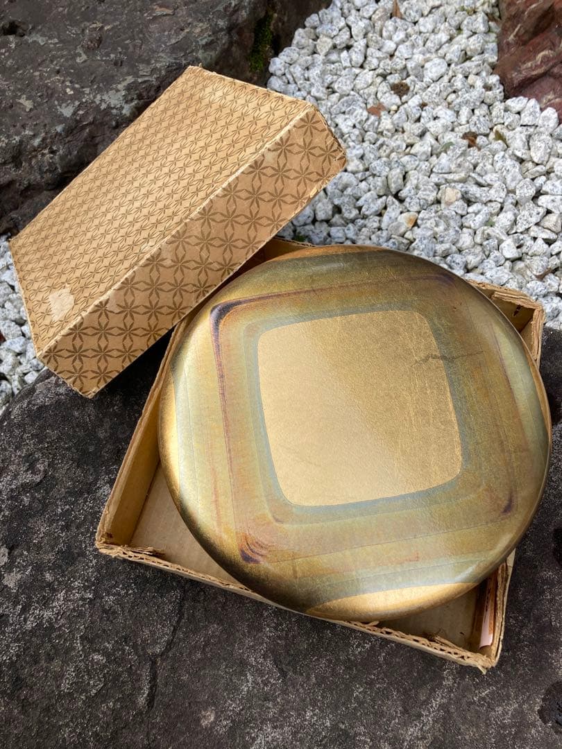 金色の丸型ボックス (赤色内側) ヴィンテージ