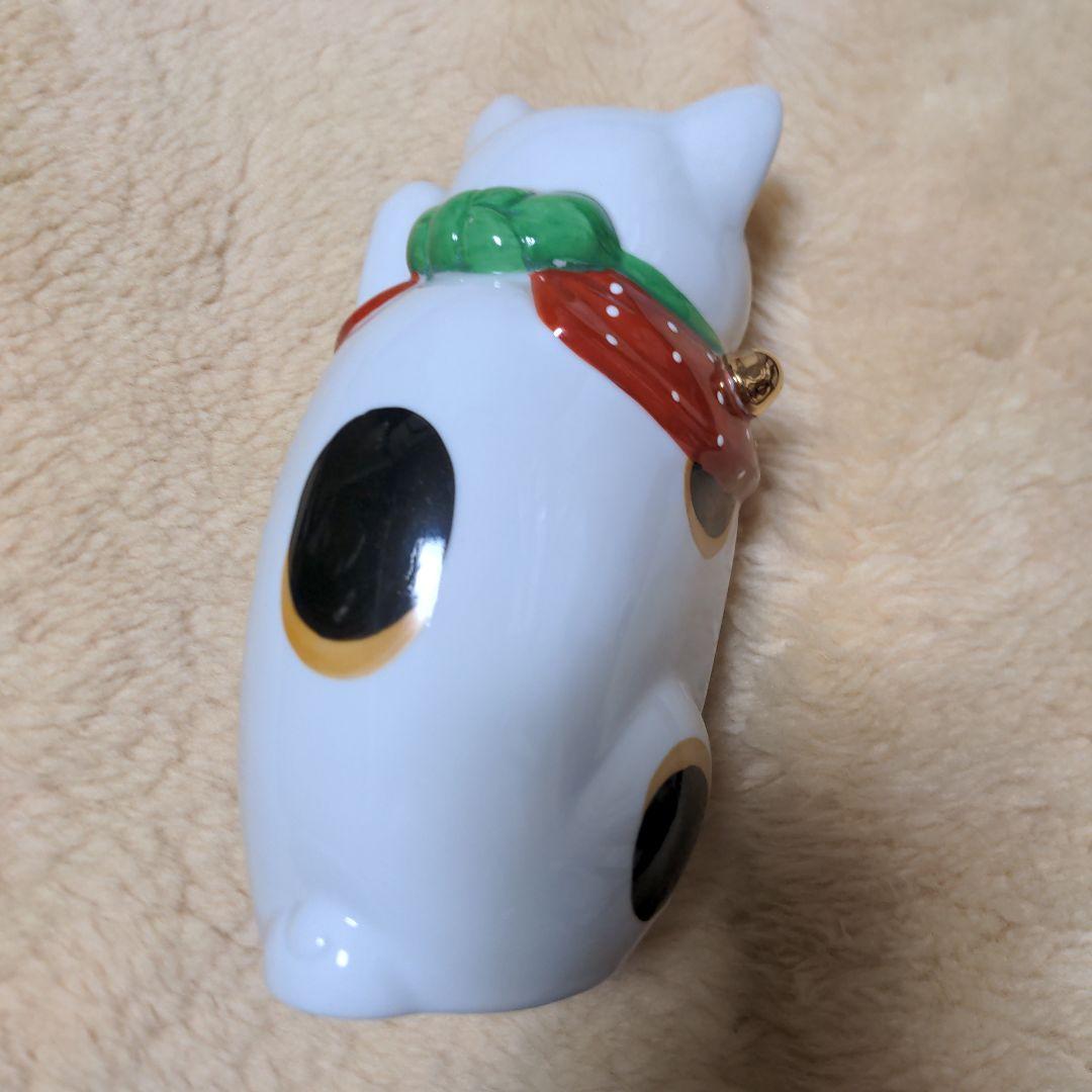 【美品】招き猫 陶器製フィギュア 赤い水玉 スカーフ 赤座布団付