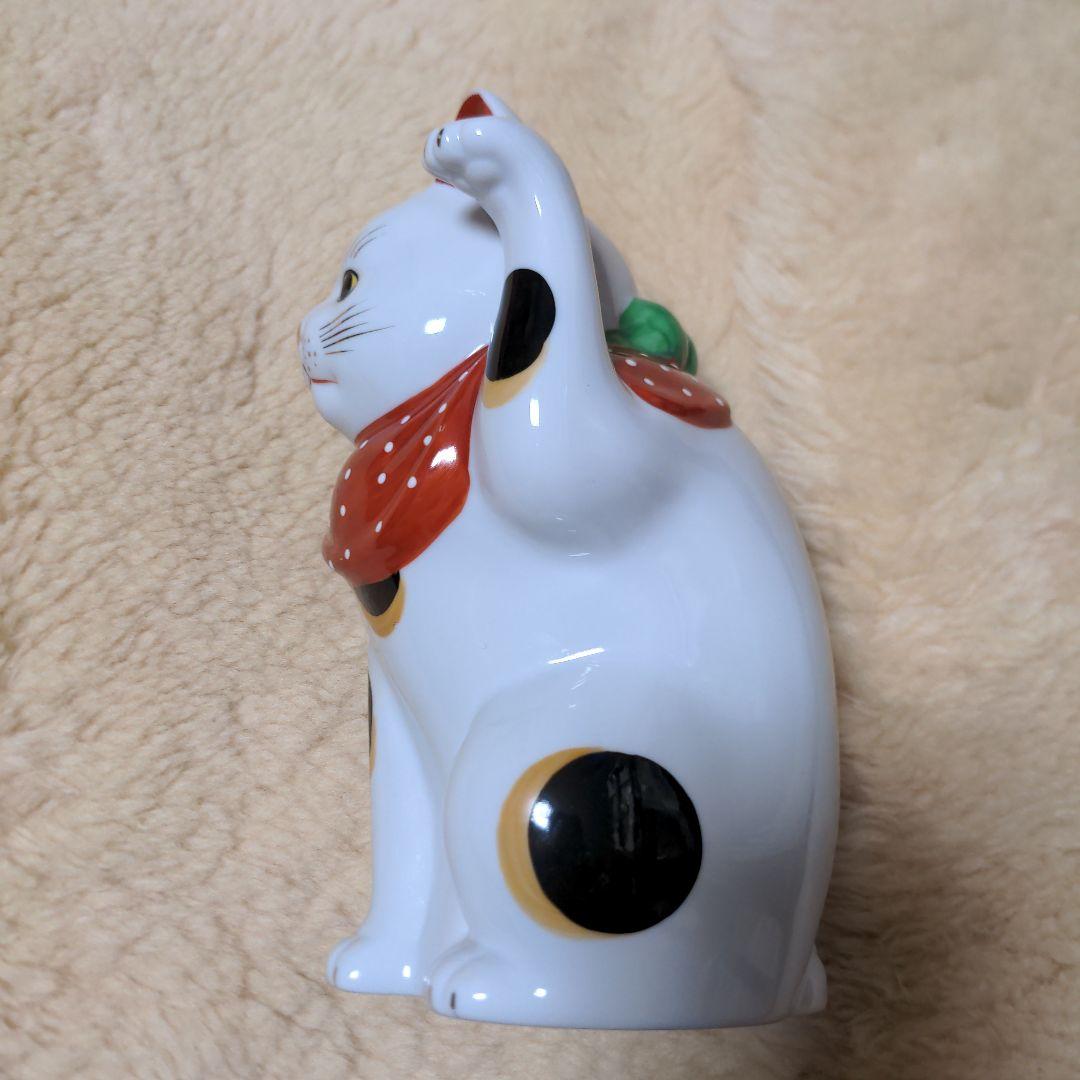 【美品】招き猫 陶器製フィギュア 赤い水玉 スカーフ 赤座布団付