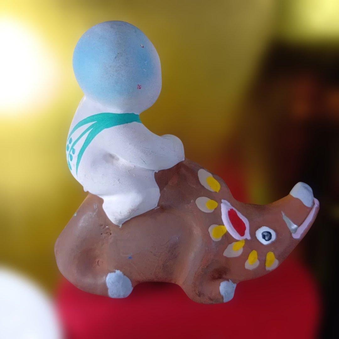 子供とイノシシの陶器置物