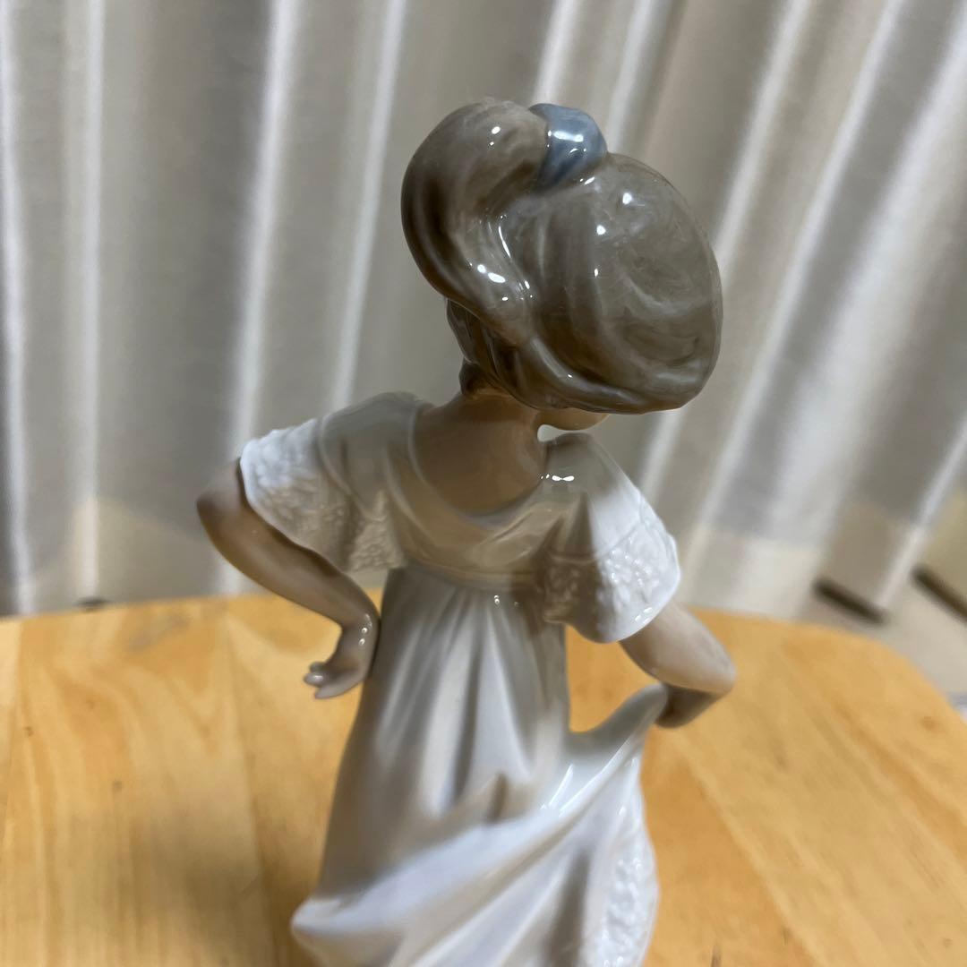 リヤドロ　young girl