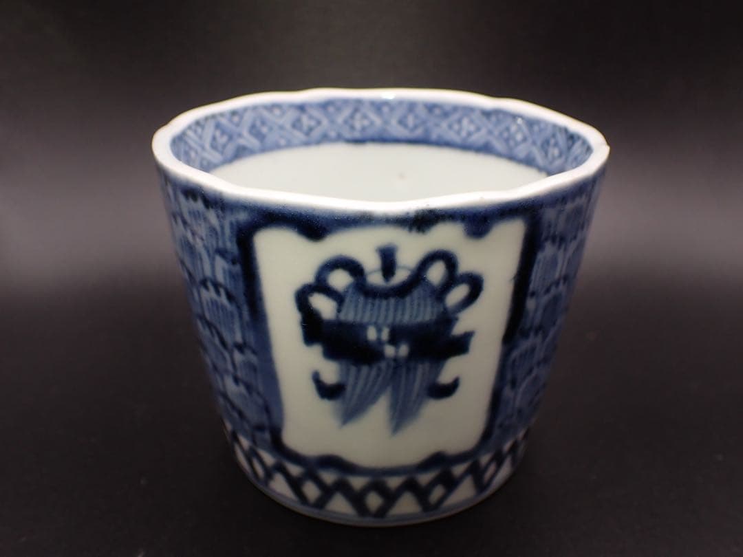 【完品】 古伊万里 <蓮華鱗に隠れ哀の図>そば猪口 江戸 蛇の目 (青2-2)