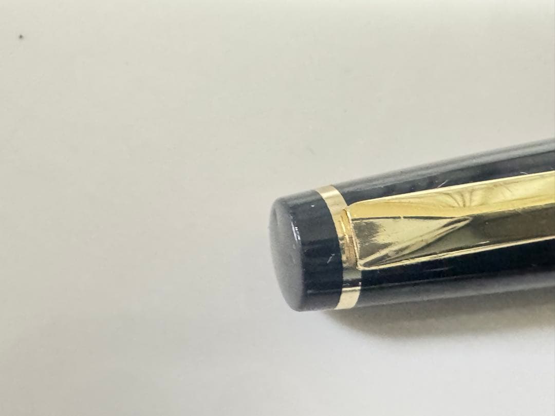 黒いキャップ式万年筆 18Kゴールド細字