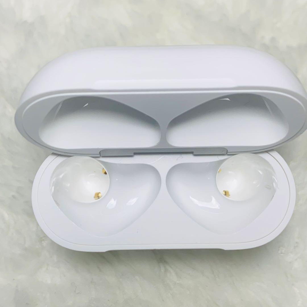 美品 AirPods 第4世代 ANCなし 充電ケース　2