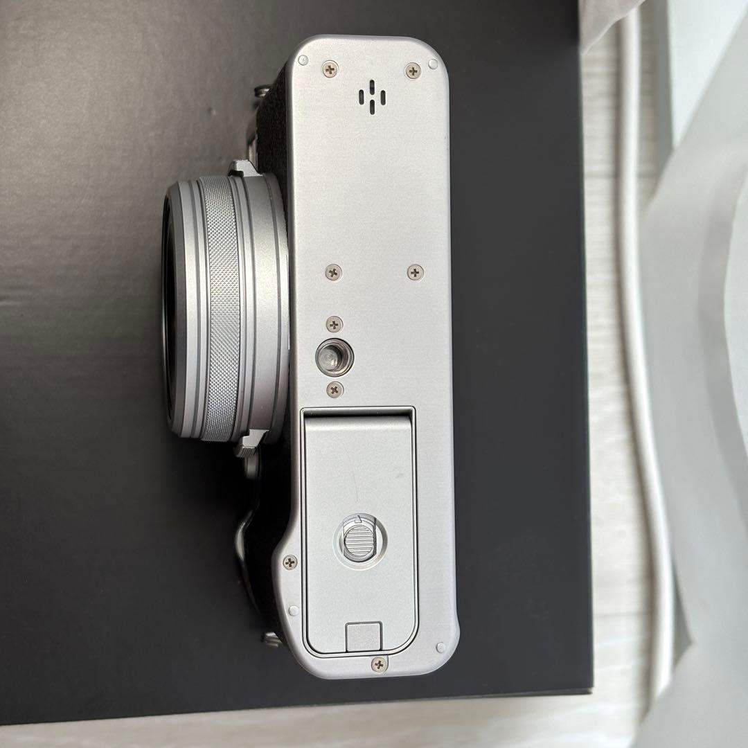 美品 X100VI シルバー おまけ多数 シャッター1252回