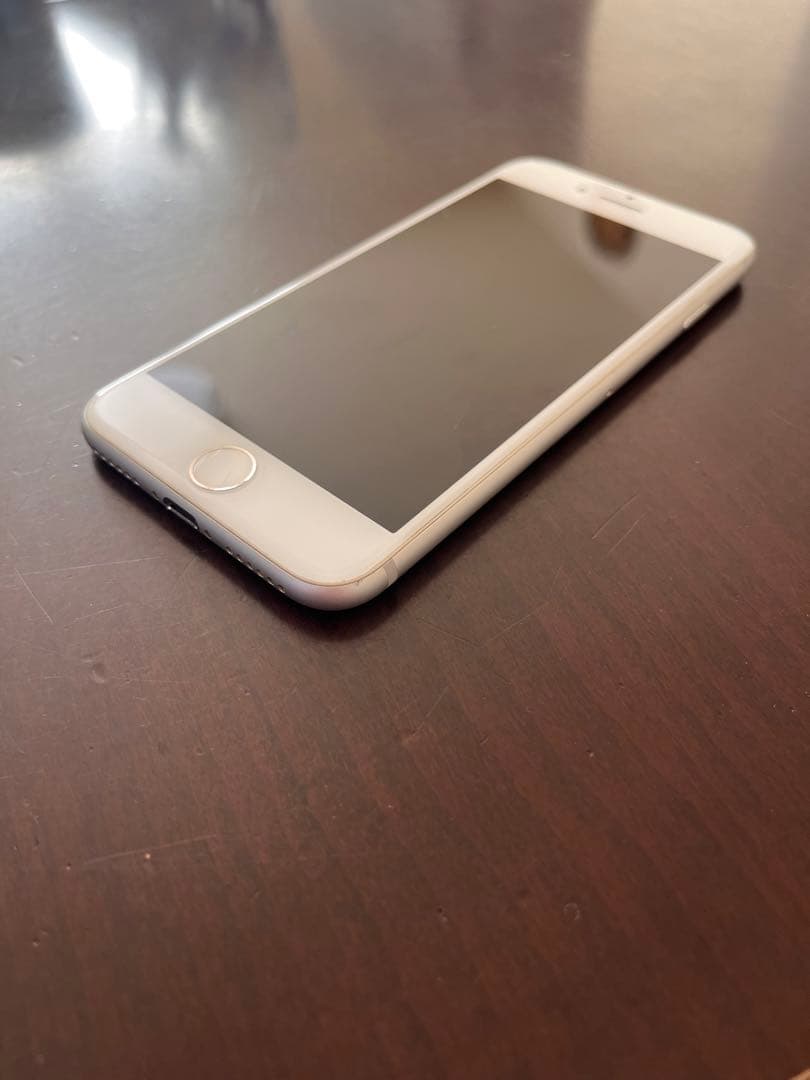 Apple iPhone 8シルバー 本体　背面にヒビあり