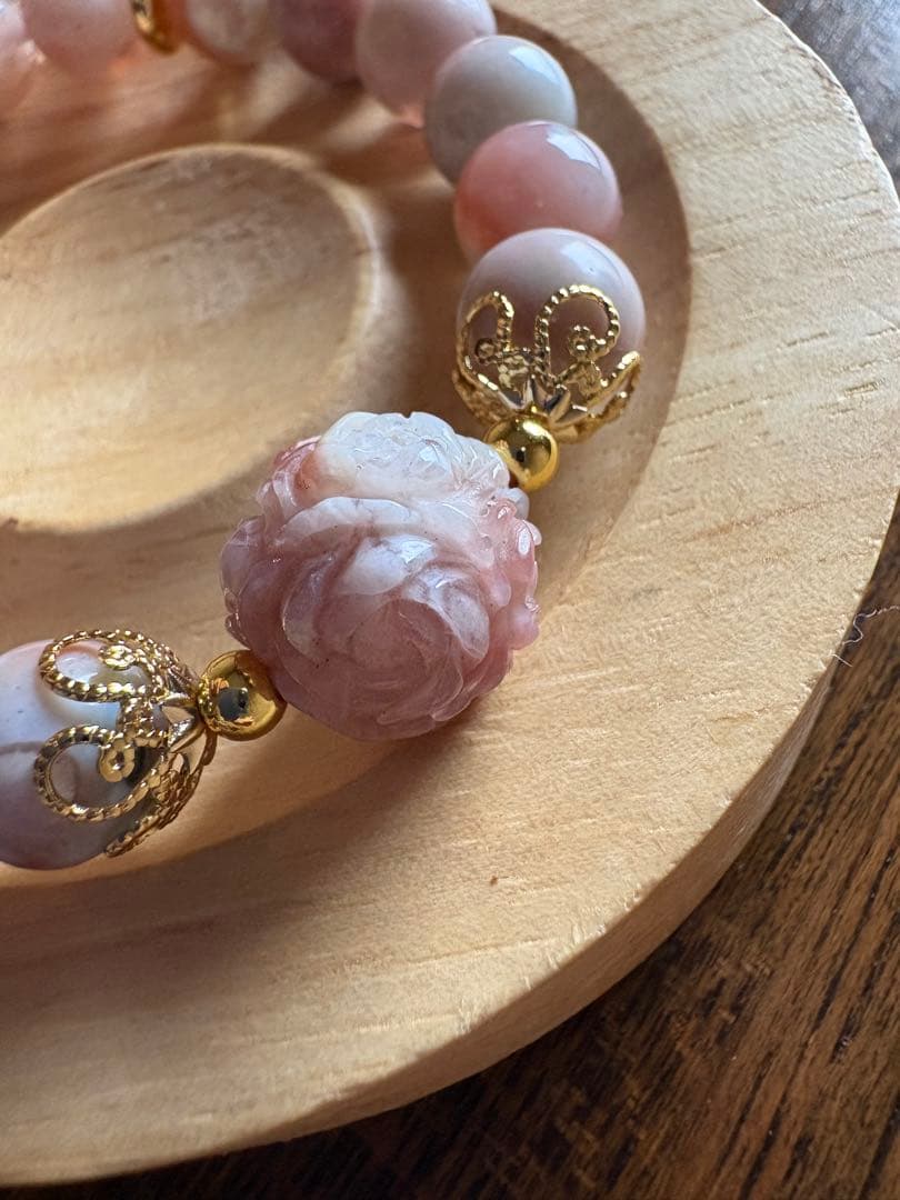 高品質　桜瑪瑙　可愛い薔薇彫りの花玉を組んだデザインブレスレット