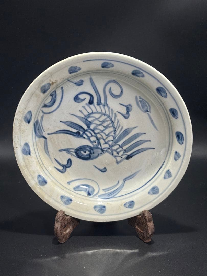 中国　　青花 魚の絵柄の陶器皿