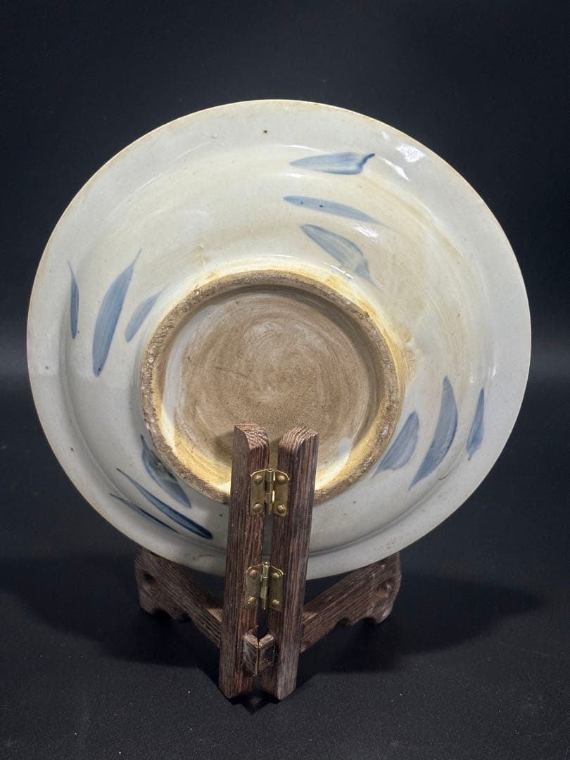 中国　　青花 魚の絵柄の陶器皿