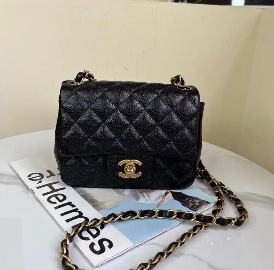 CHANEL 黒いレザーショルダーバッグ