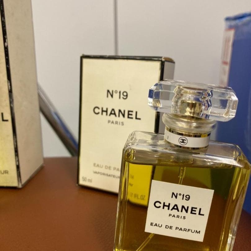 美品　CHANEL　シャネル　NO19　オーデトワレ　香水
