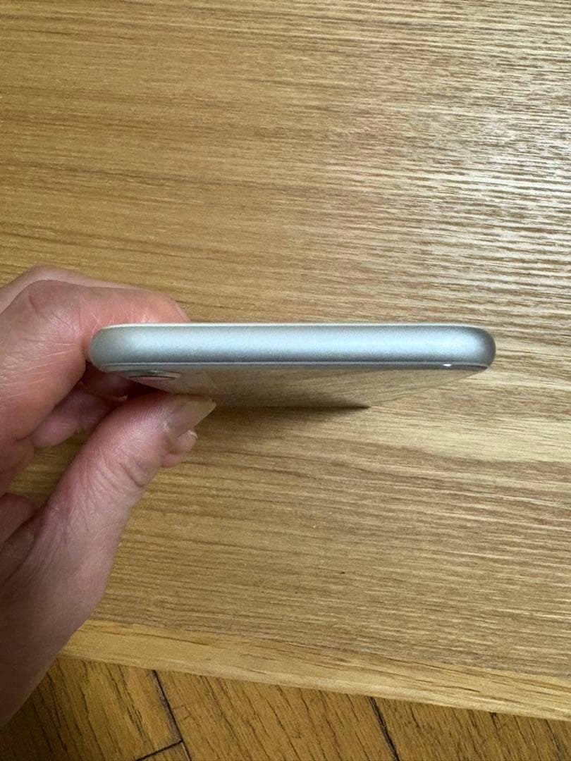 超美品Apple iPhone 8 ホワイトシルバー 本体　64G 備品付
