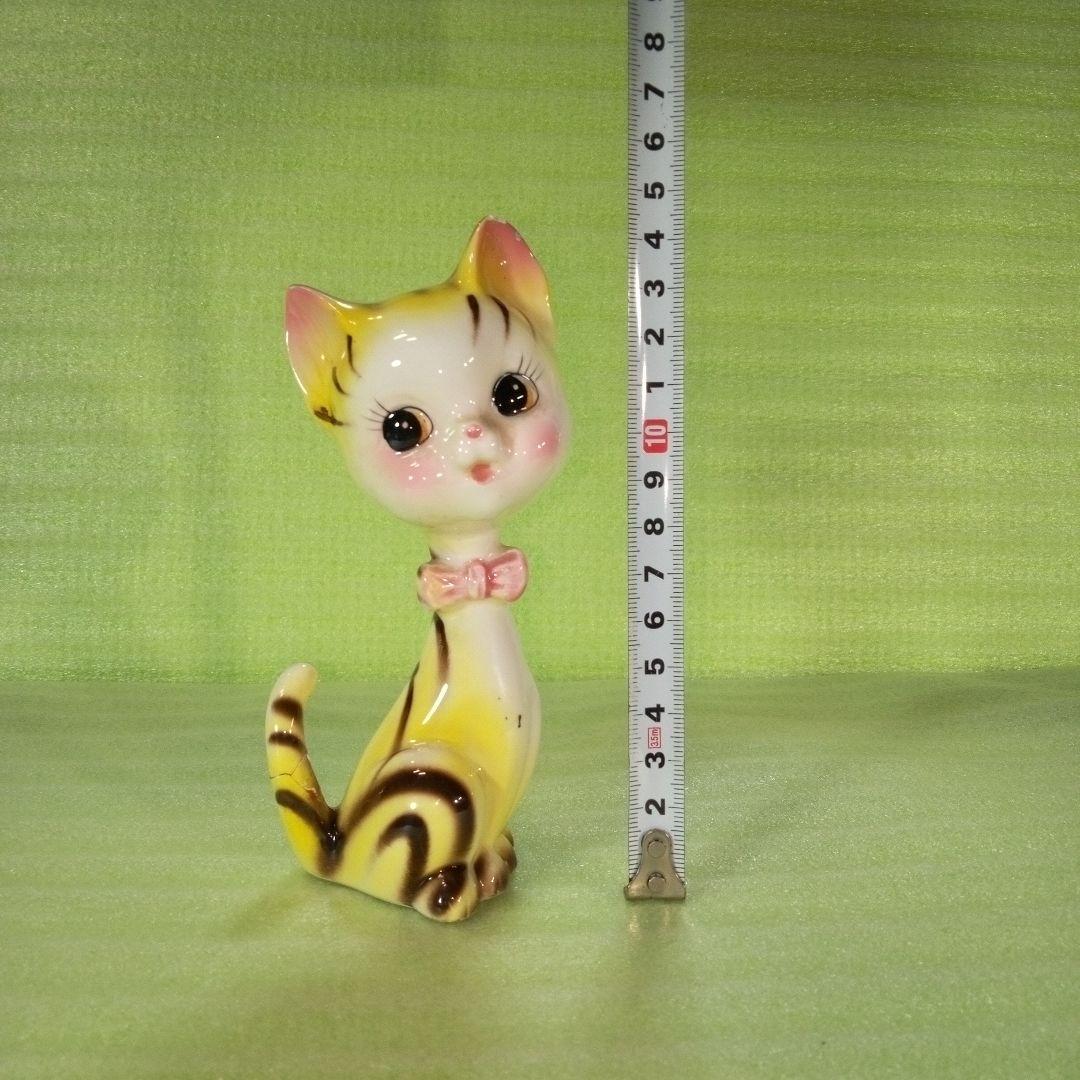 レトロな猫の置物　陶器製？　フィギュア　置物　※尻尾部分に修復した跡があります