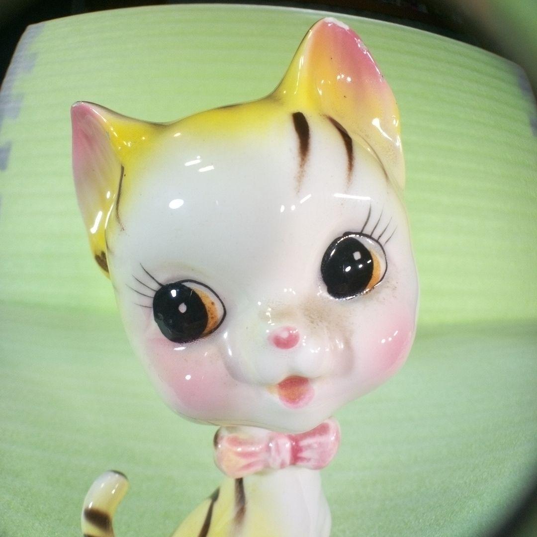 レトロな猫の置物　陶器製？　フィギュア　置物　※尻尾部分に修復した跡があります