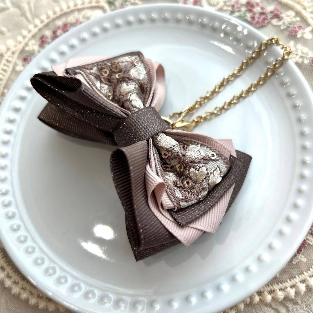 インド刺繍リボンのバッグチャーム　グレージュ×ラメ入りブラウン　ゴールド金具