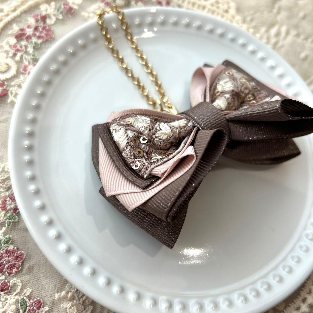 インド刺繍リボンのバッグチャーム　グレージュ×ラメ入りブラウン　ゴールド金具
