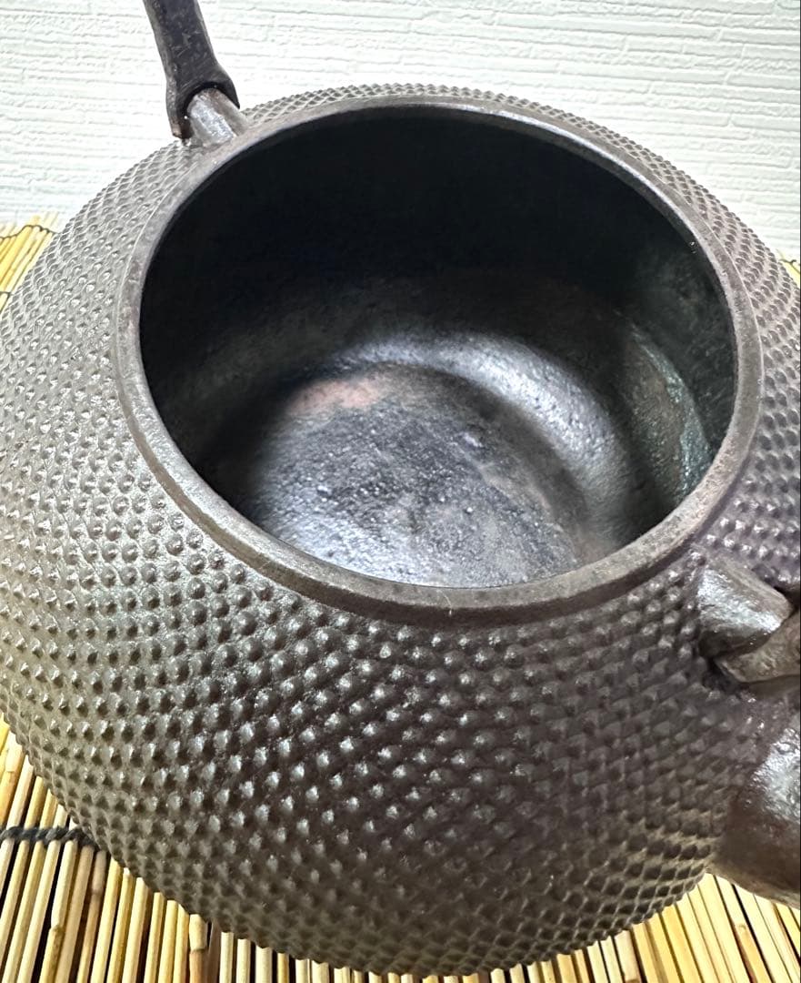 美品　南部名人雅泉造　１８型アラレ　南部鉄瓶　南部鉄器