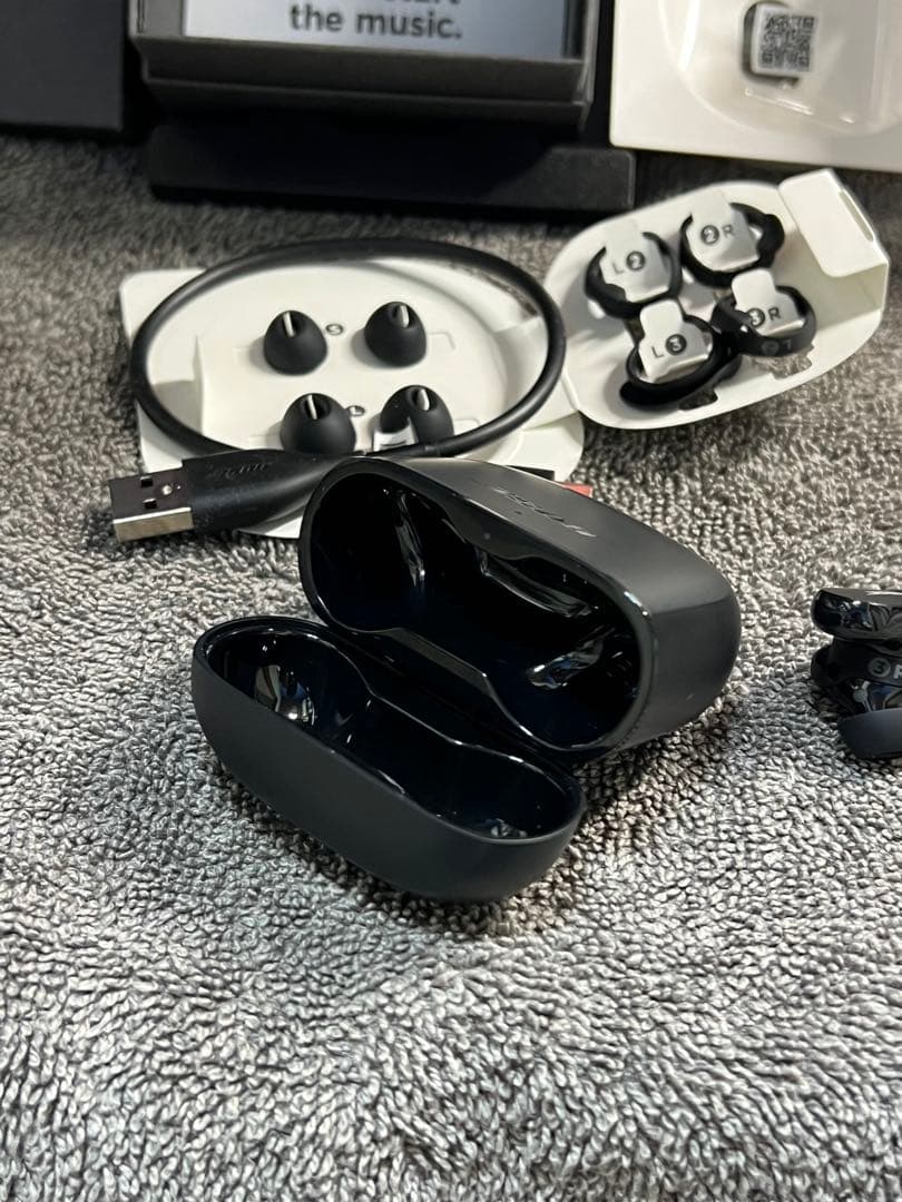 Bose Quietcomfort earbuds Ⅱ 右側／充電ケース