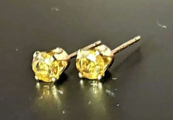 【希少石】天然スフェーン スタッドピアス　　5×4mm