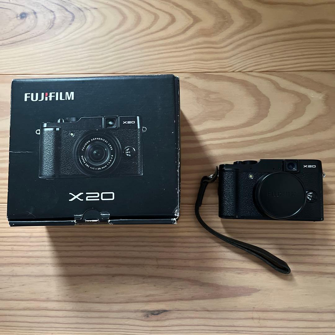 富士フイルム　X20 ブラック　美品　充電器追加しました。