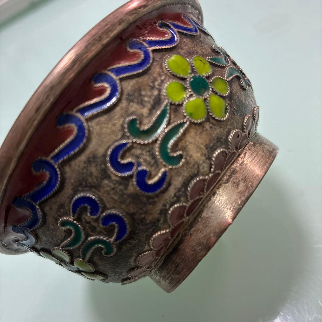 エナメル装飾の金属製ボウル