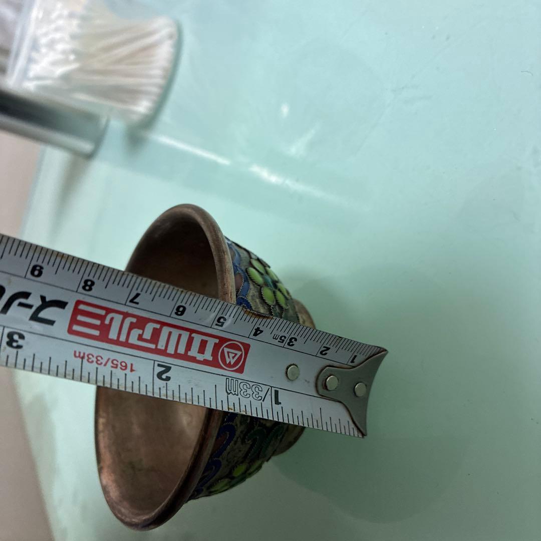 エナメル装飾の金属製ボウル